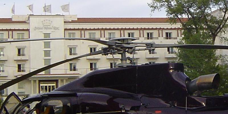 Elicopter in fata Grand Hotel REX